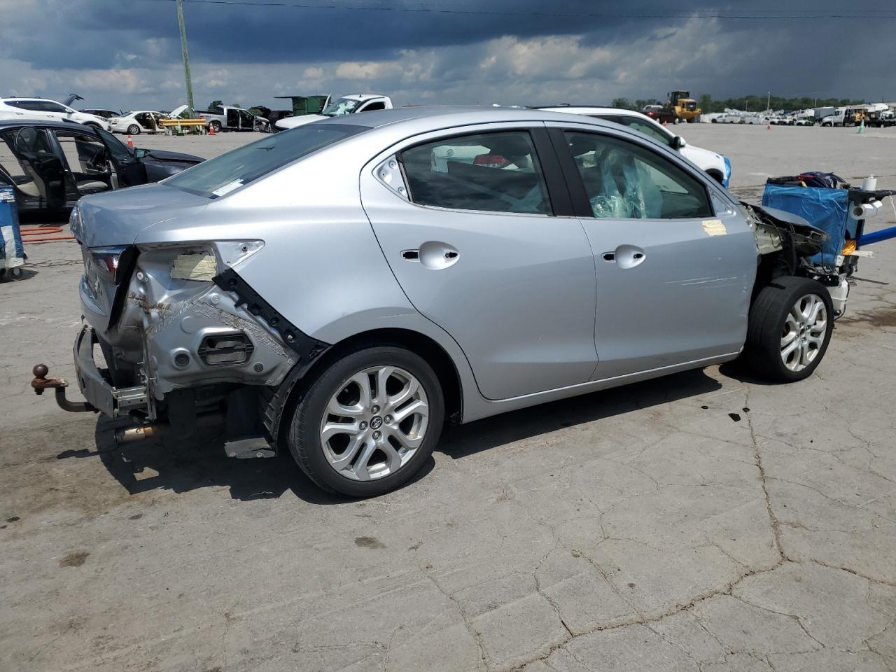 2017 Toyota Yaris Ia - Фото 3