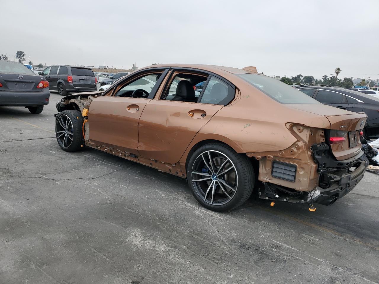 2022 BMW 330Xe - Фото 2