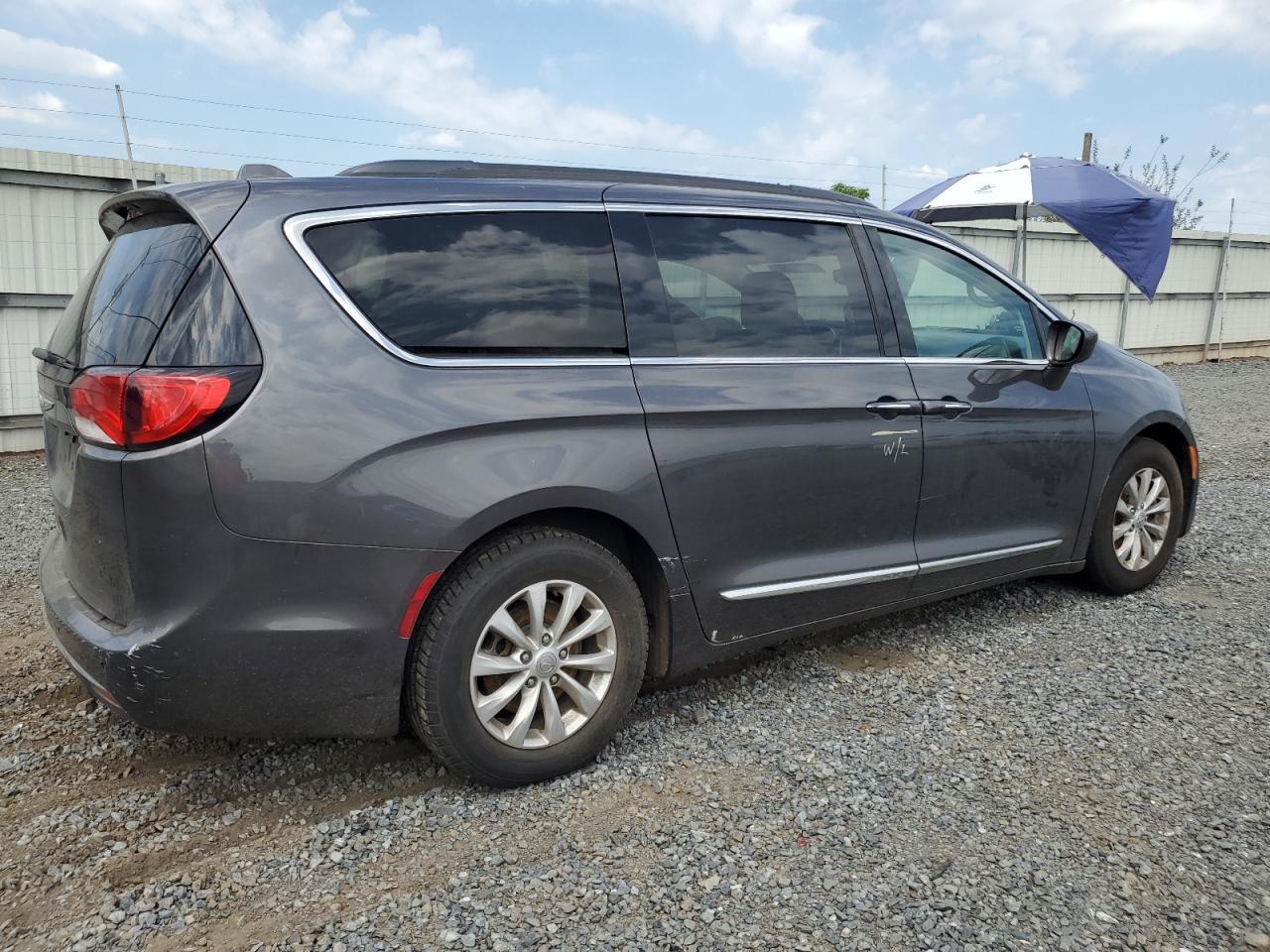 2017 Chrysler Pacifica Touring L - Фото 3