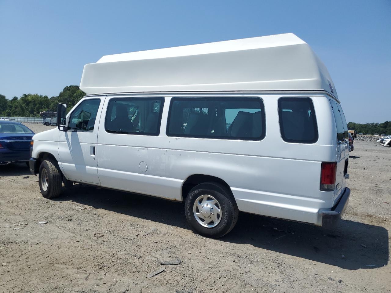 2014 Ford Econoline - Shuttle Bus - Фото 2