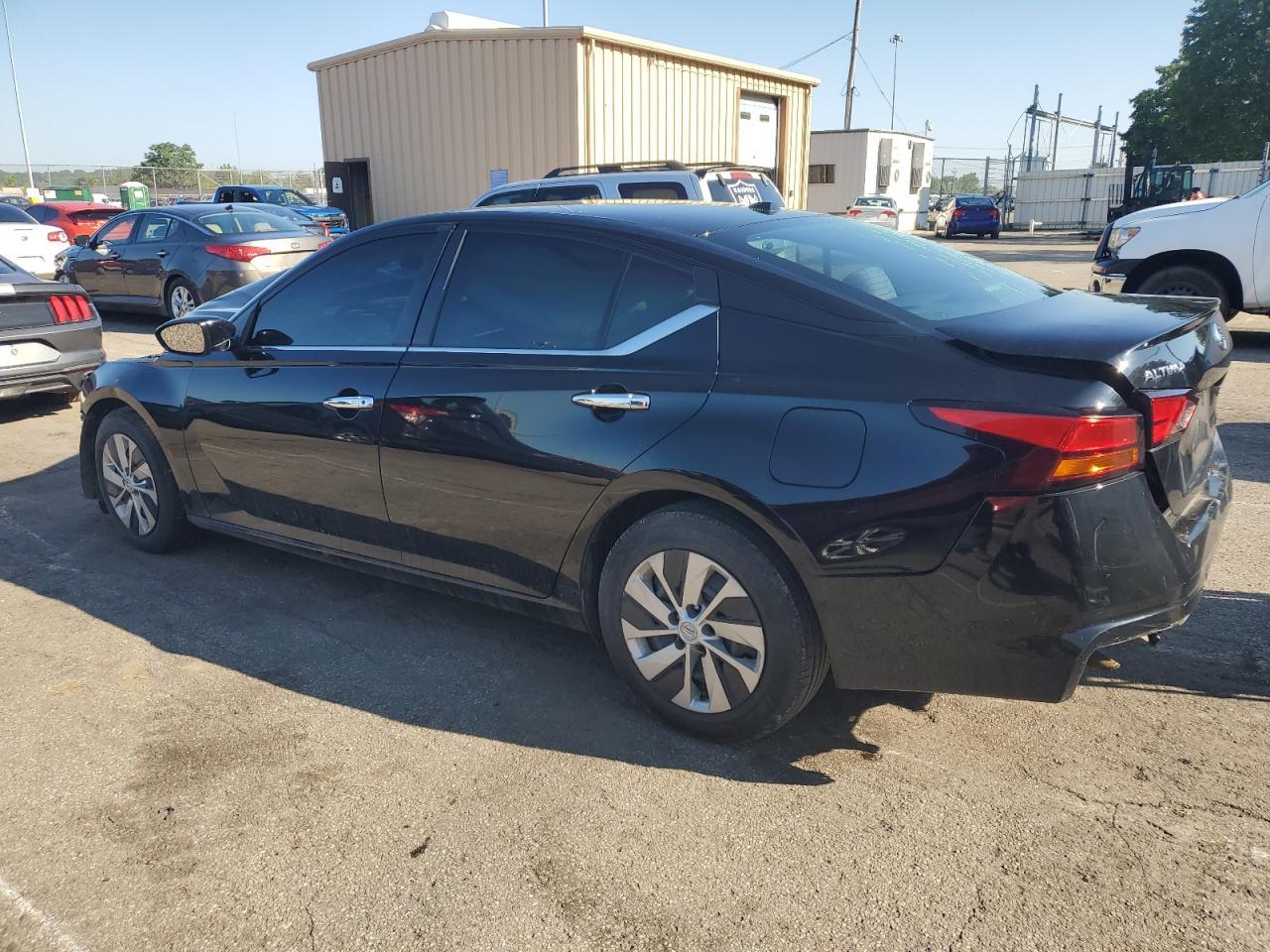 2020 Nissan Altima S - Фото 2