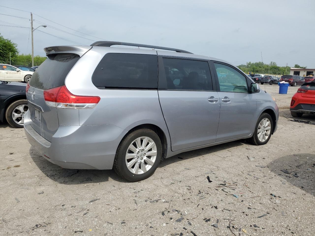 2012 Toyota Sienna Xle - Image 3