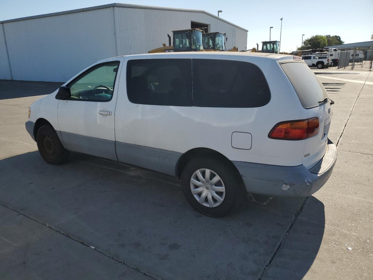 2000 Toyota Sienna Ce - Image 2