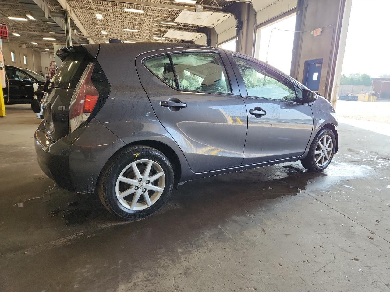 2016 Toyota Prius C - Фото 3