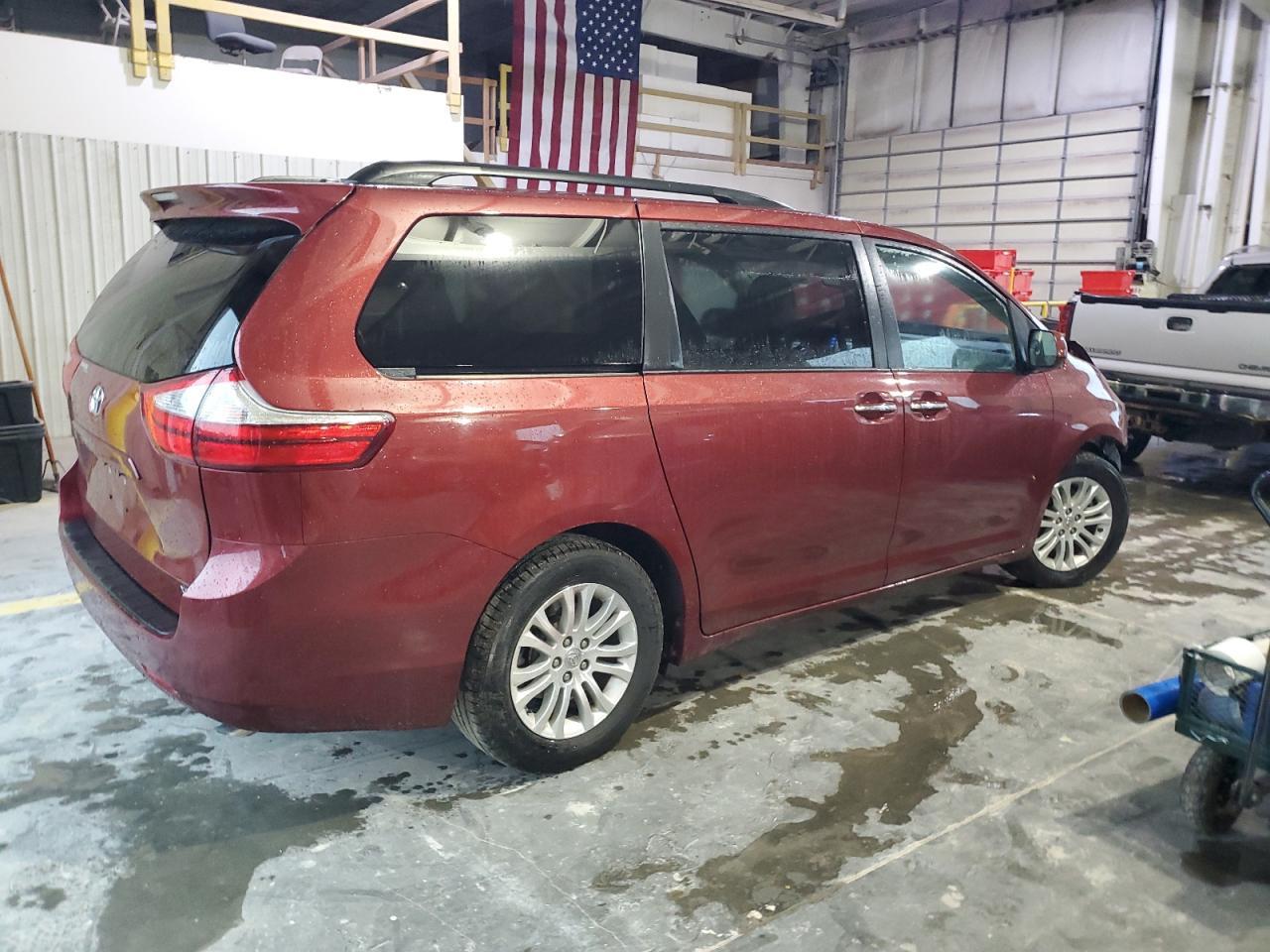 2017 Toyota Sienna Xle - Фото 3
