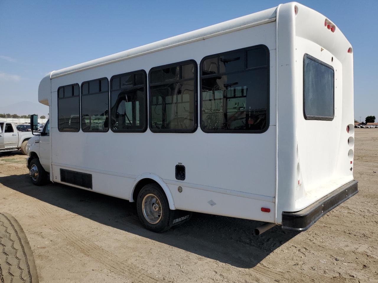 2013 Ford Econoline E450 Super Duty Cutaway Van - Image 2