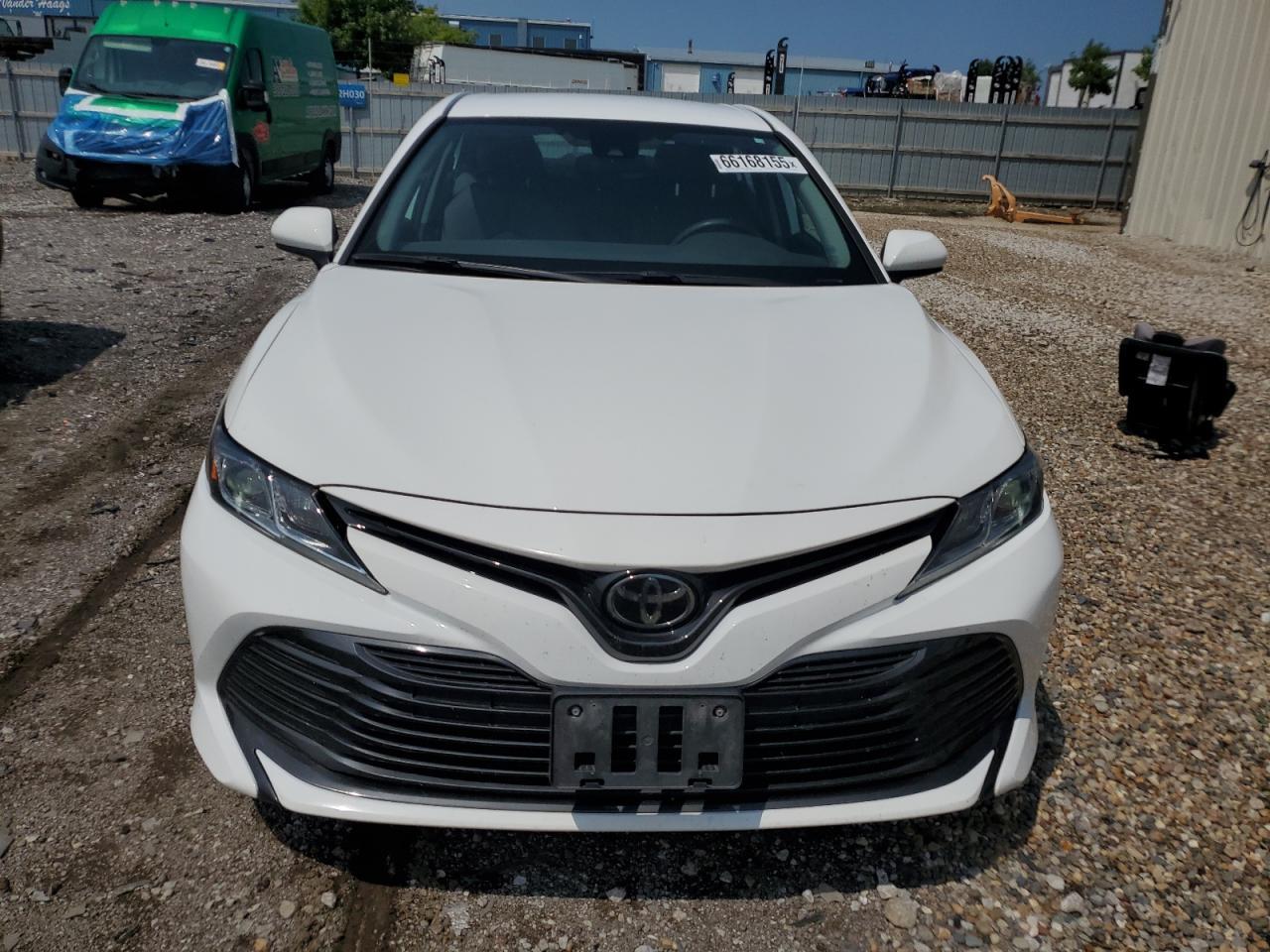 2020 Toyota Camry Le - Фото 5