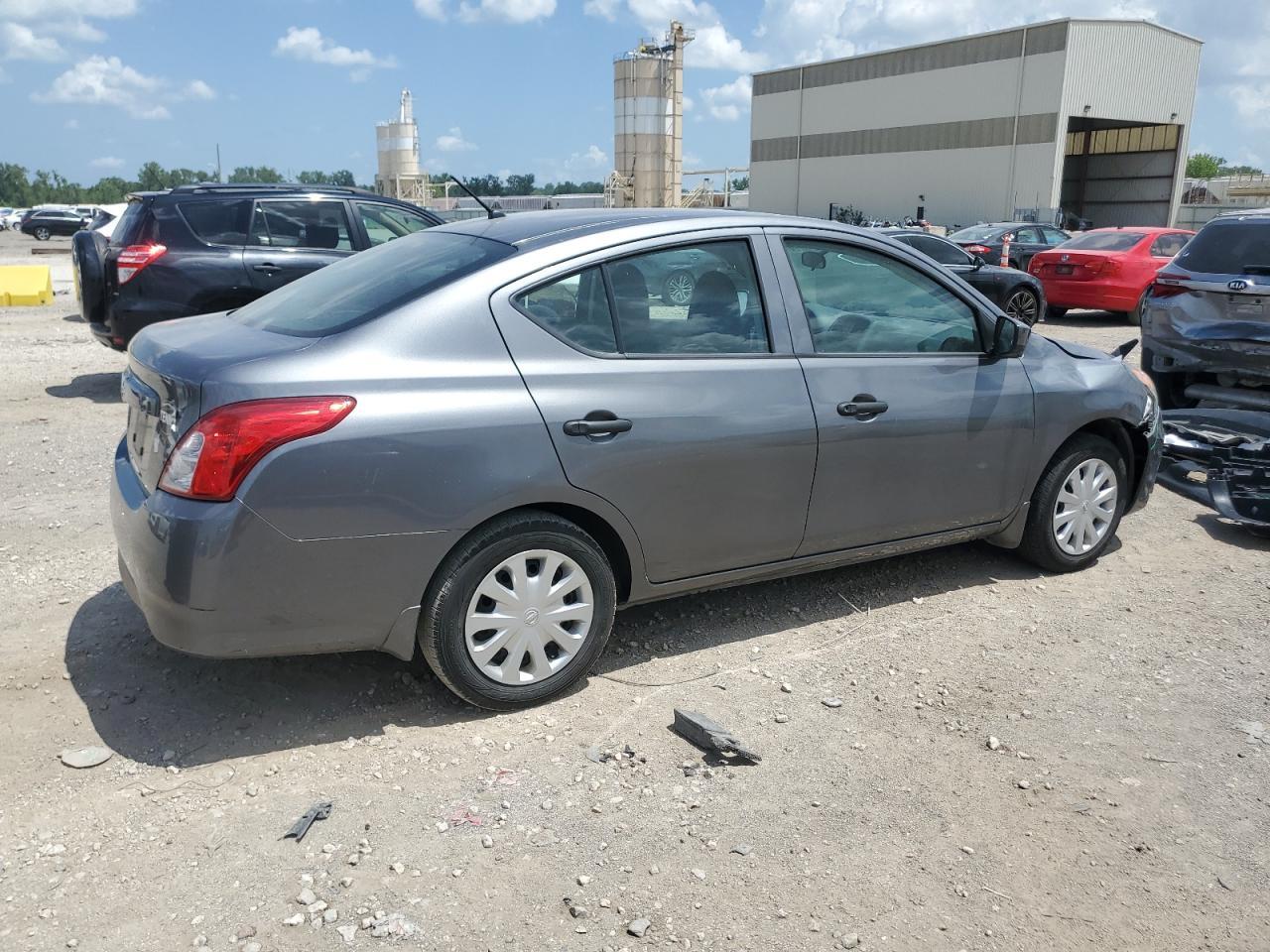 2017 Nissan Versa S - Фото 3