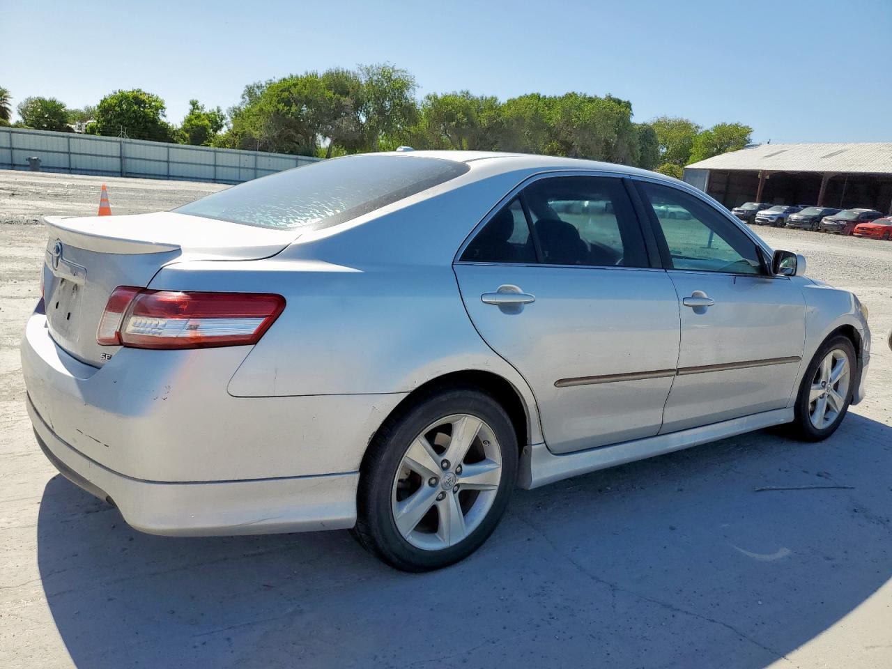 2011 Toyota Camry Base - Фото 3
