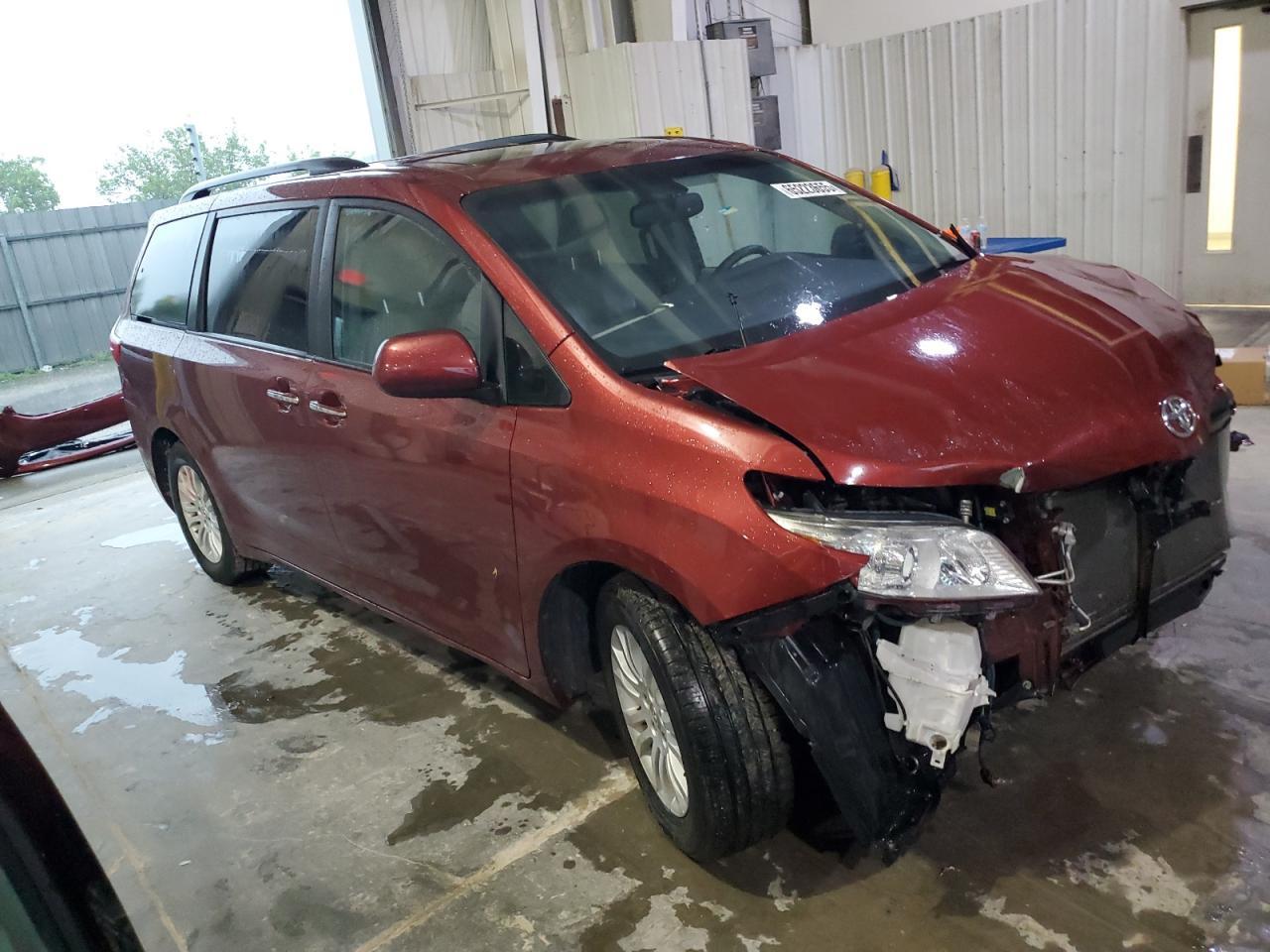 2017 Toyota Sienna Xle - Фото 4