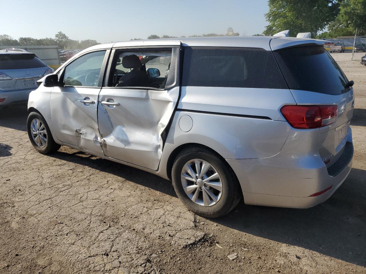 2017 Kia Sedona Lx - Фото 2