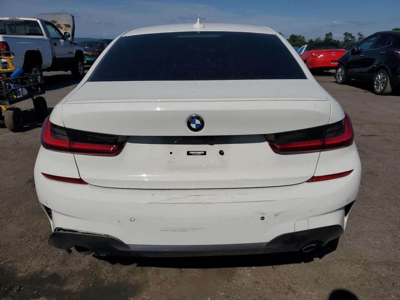 2022 BMW 330Xi - Фото 6