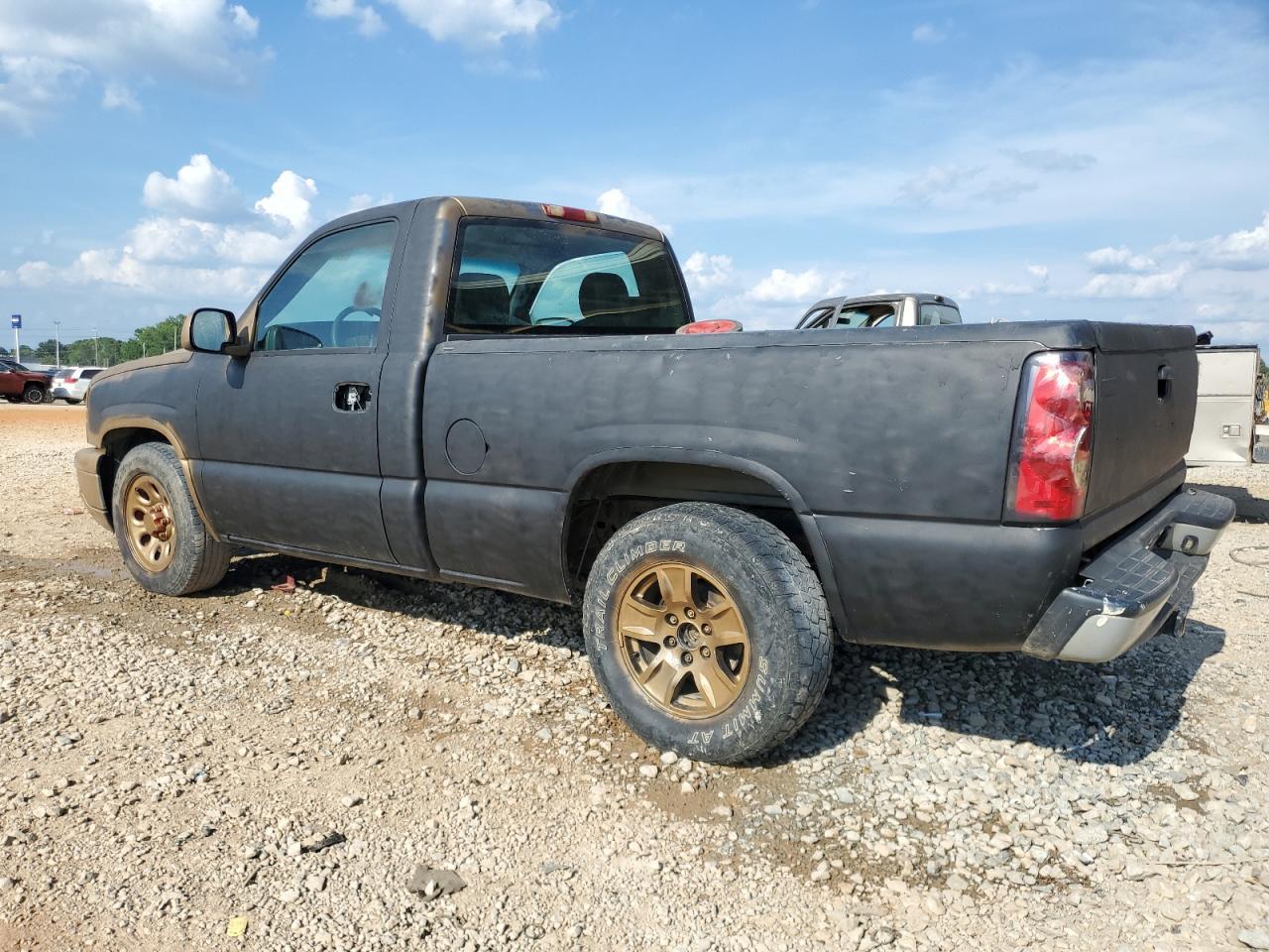 2007 Chevrolet Silverado C1500 Classic - Image 2