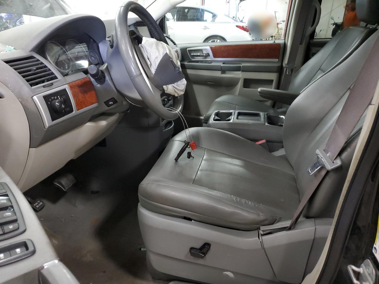 2009 Chrysler Town & Country Touring - Image 7