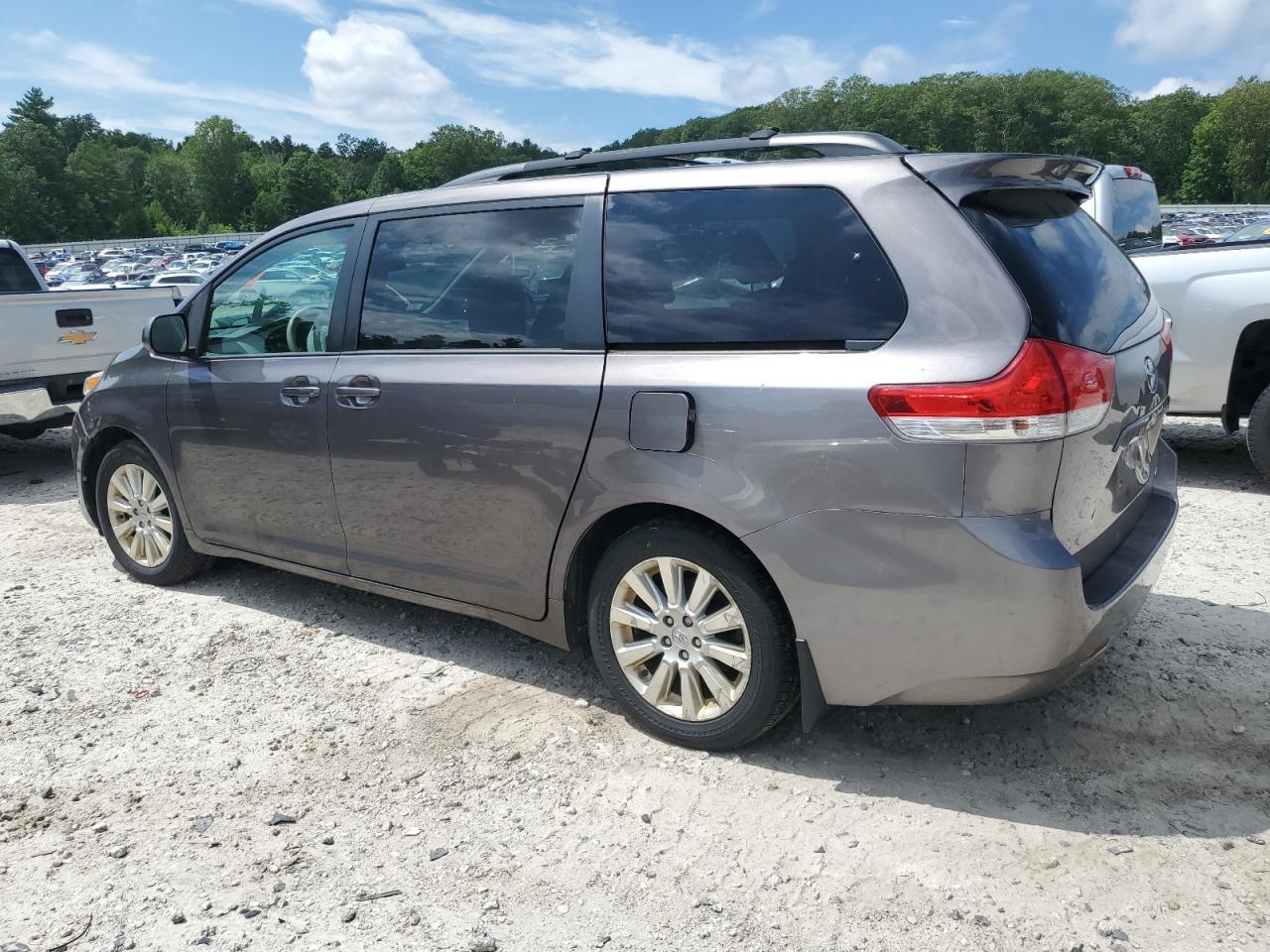2013 Toyota Sienna Le - Фото 2
