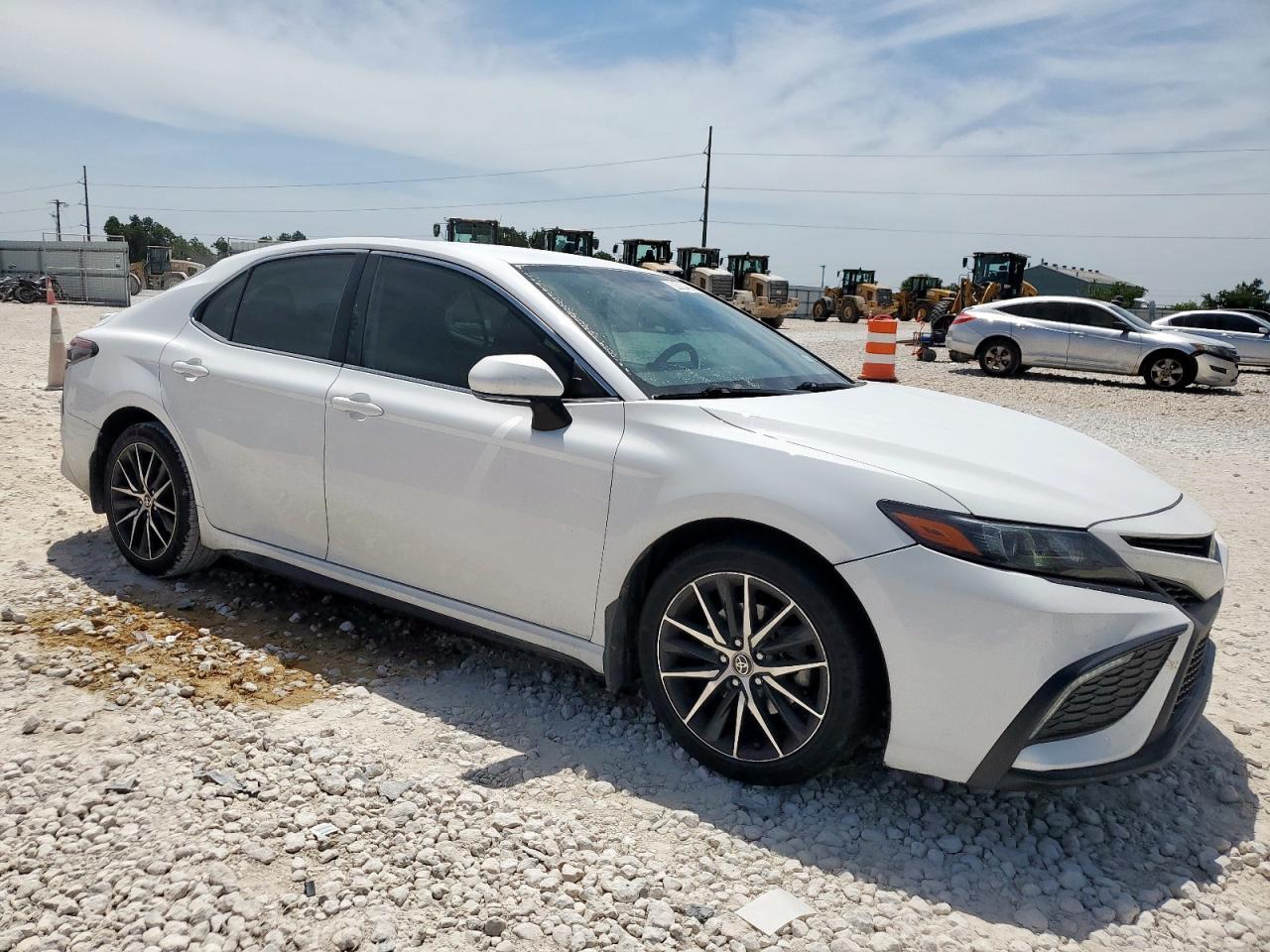 2022 Toyota Camry Se - Image 4