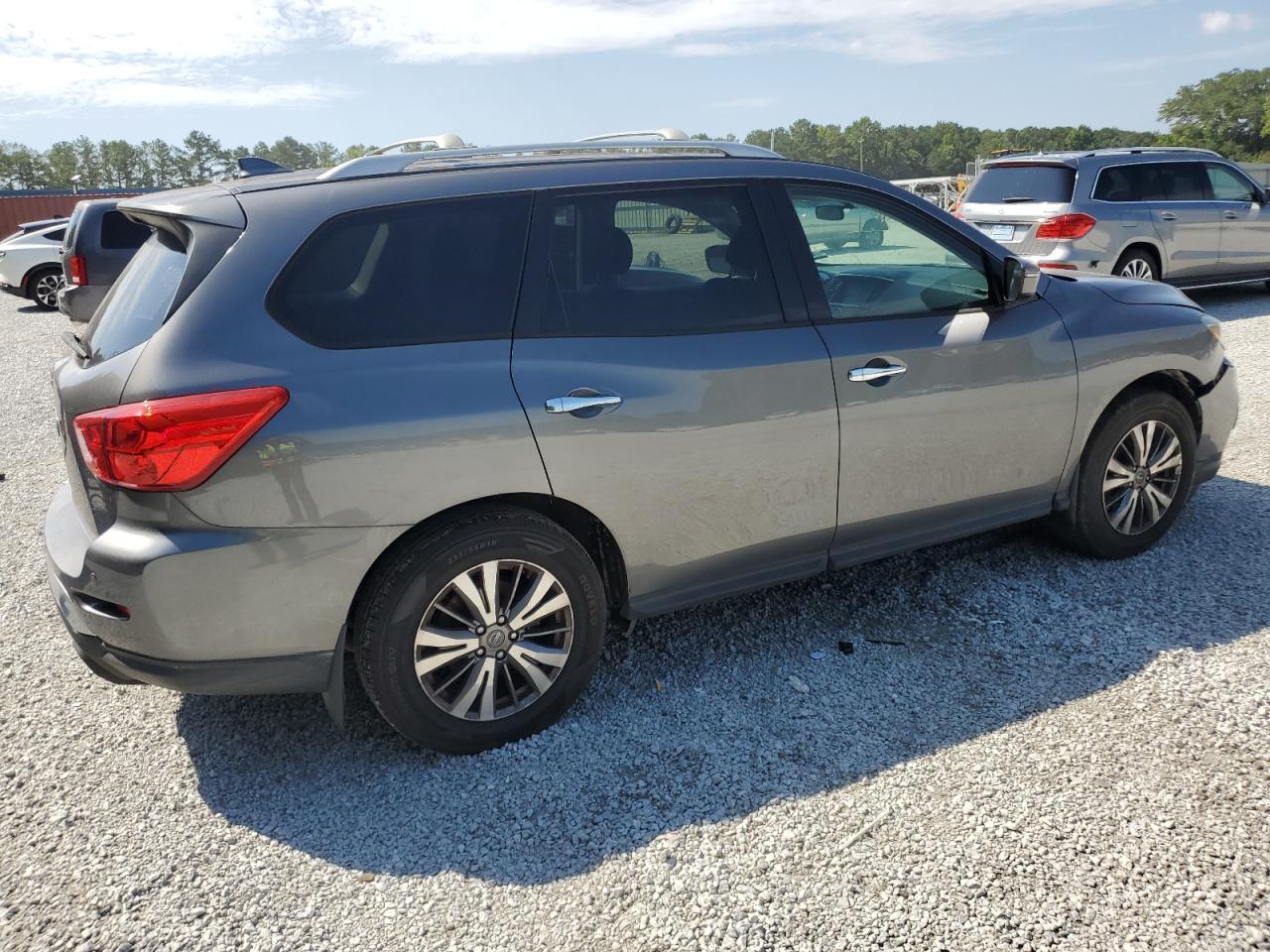 2019 Nissan Pathfinder S - Фото 3