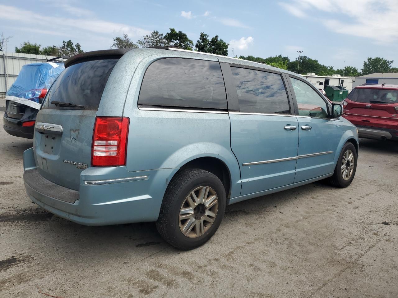 2010 Chrysler Town & Country Limited - Фото 3
