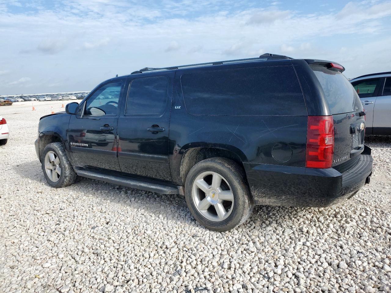 2007 Chevrolet Suburban K1500 - Image 2