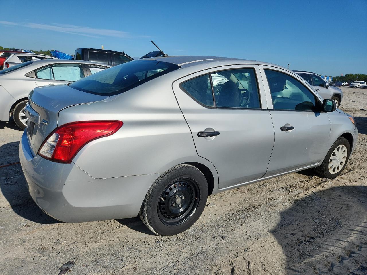 2012 Nissan Versa S - Фото 3