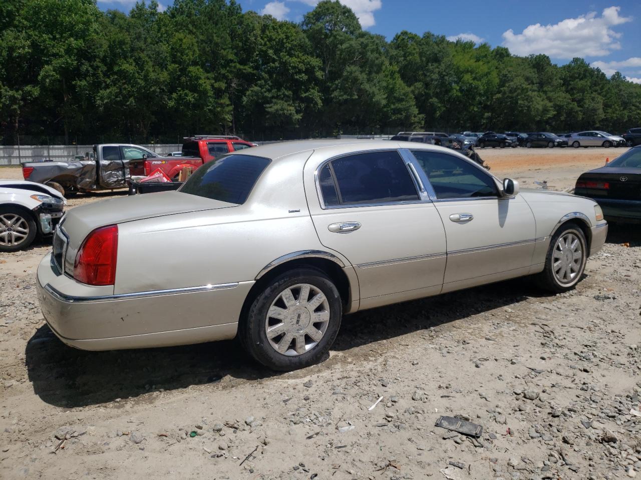 2005 Lincoln Town Car Signature Limited - Фото 3