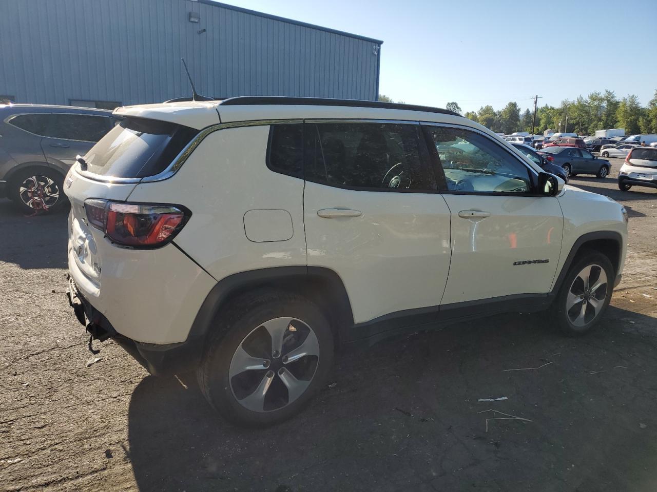 2017 Jeep Compass Latitude - Image 3