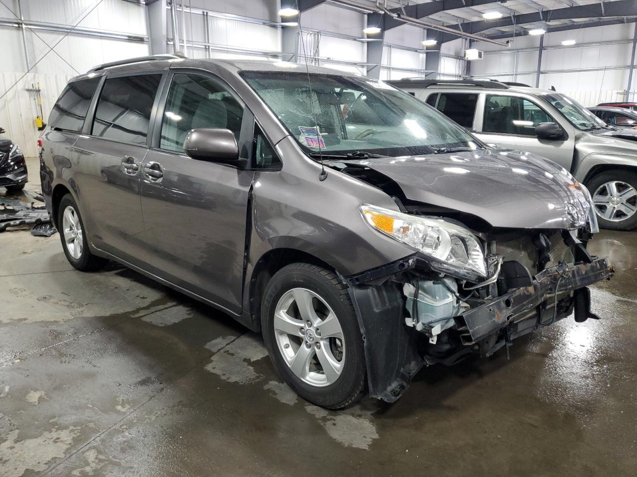 2014 Toyota Sienna Le - Image 4
