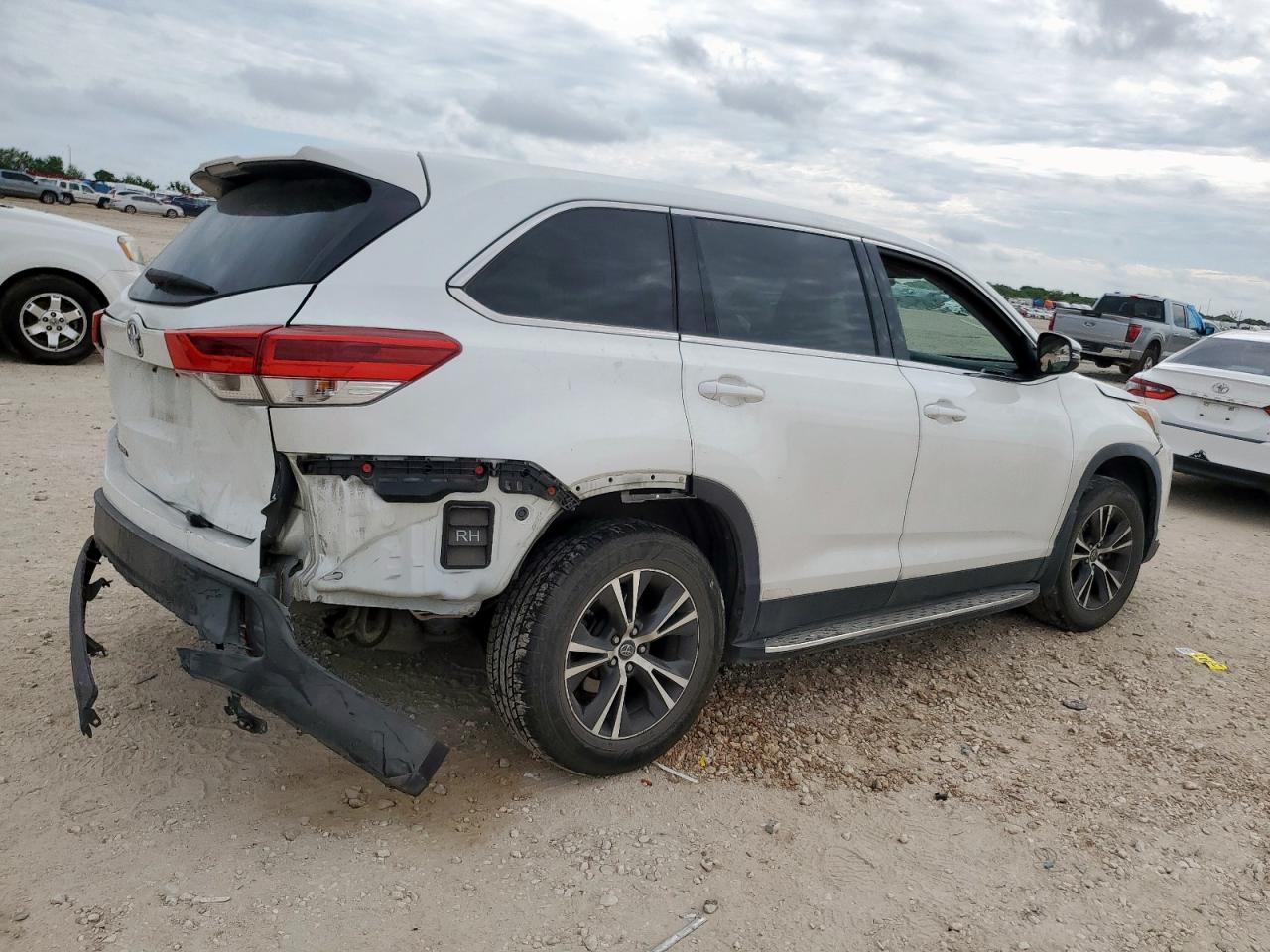 2019 Toyota Highlander Le - Фото 3