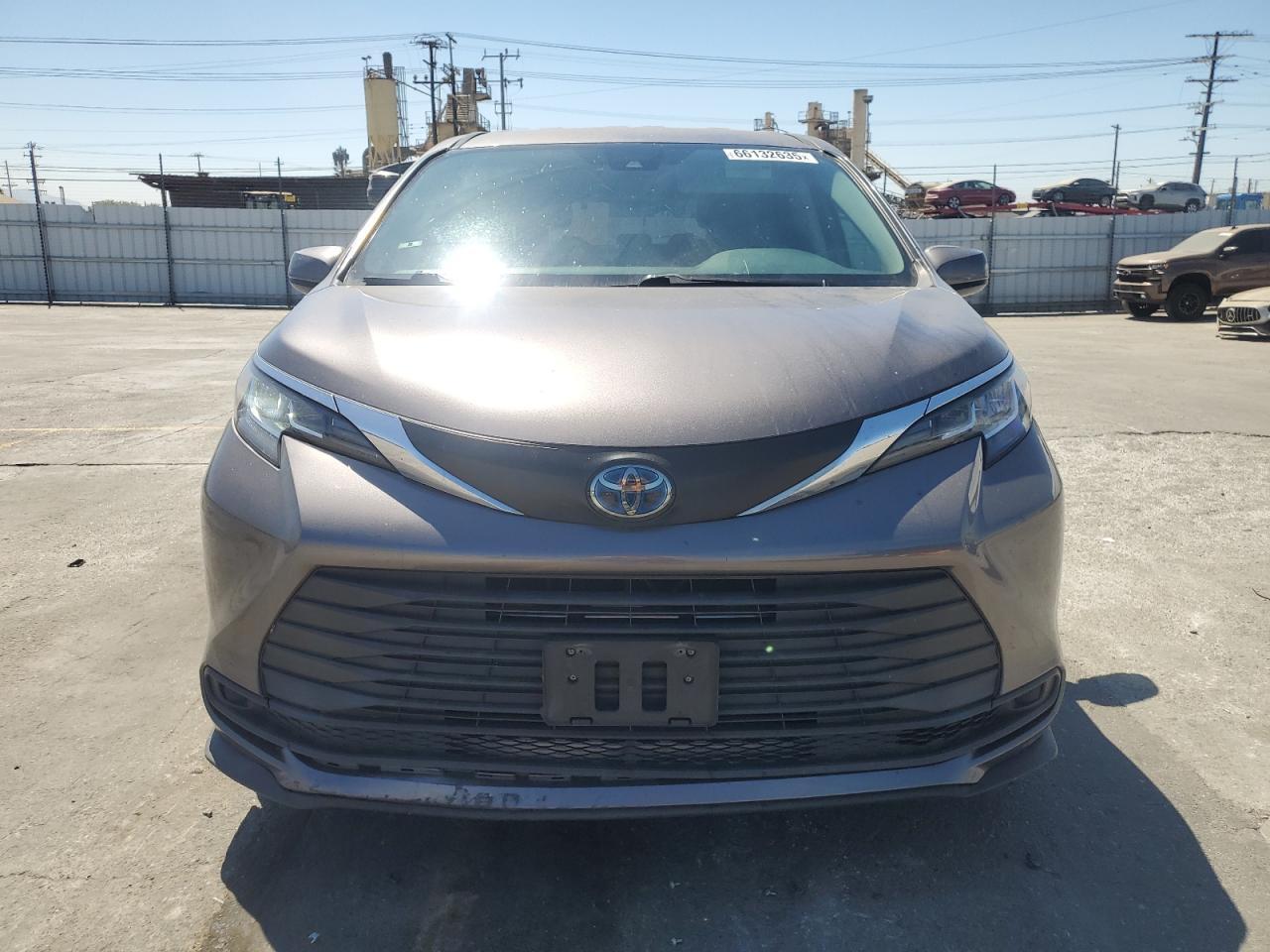 2021 Toyota Sienna Le - Image 5