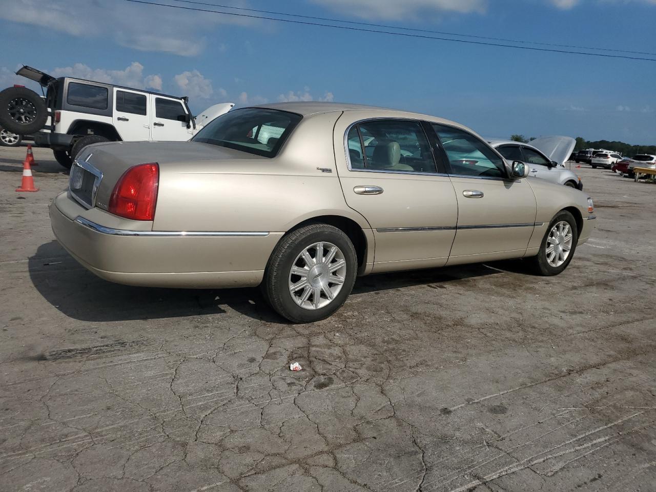 2009 Lincoln Town Car Signature Limited - Image 3