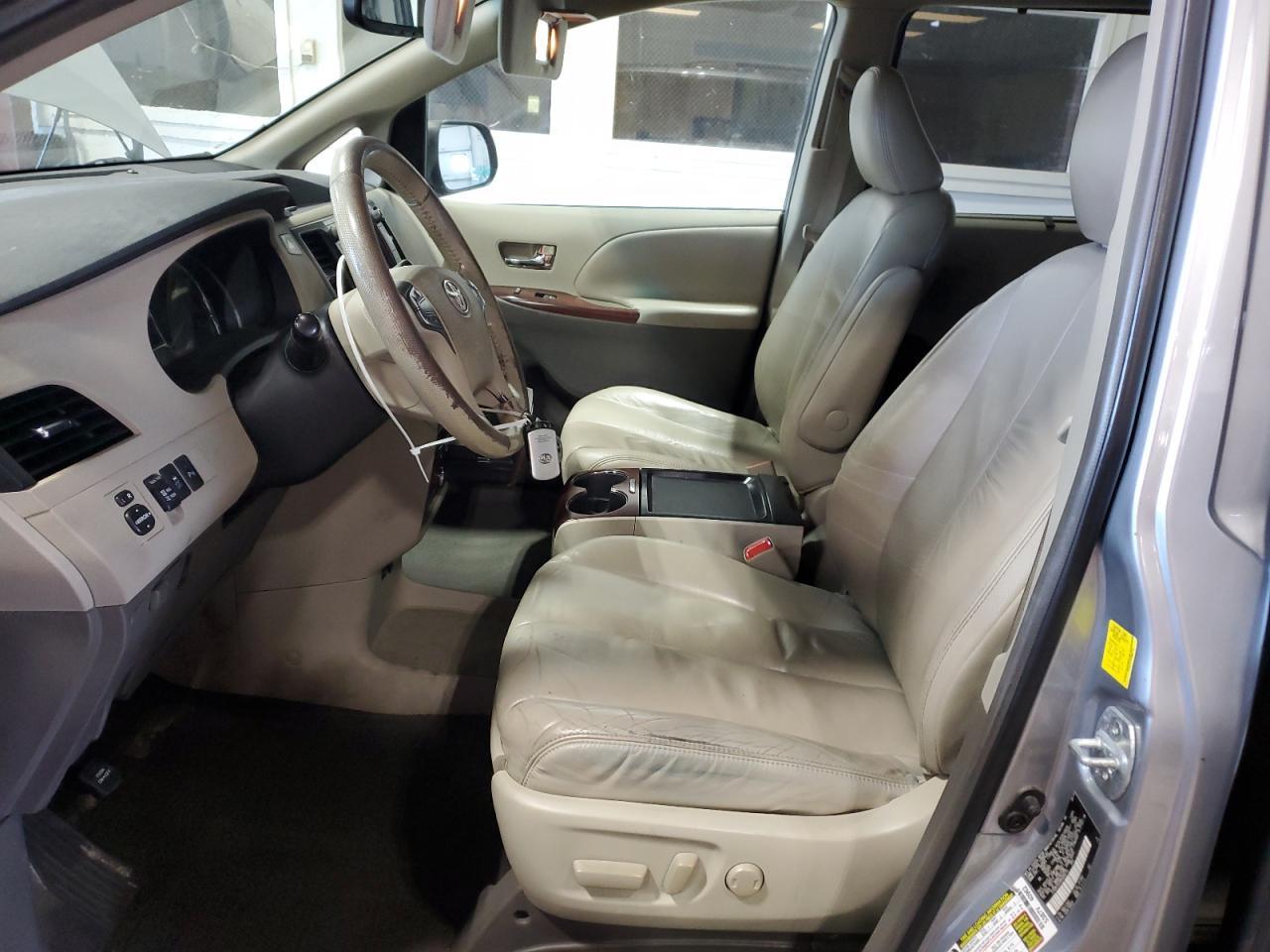 2011 Toyota Sienna Xle - Фото 7
