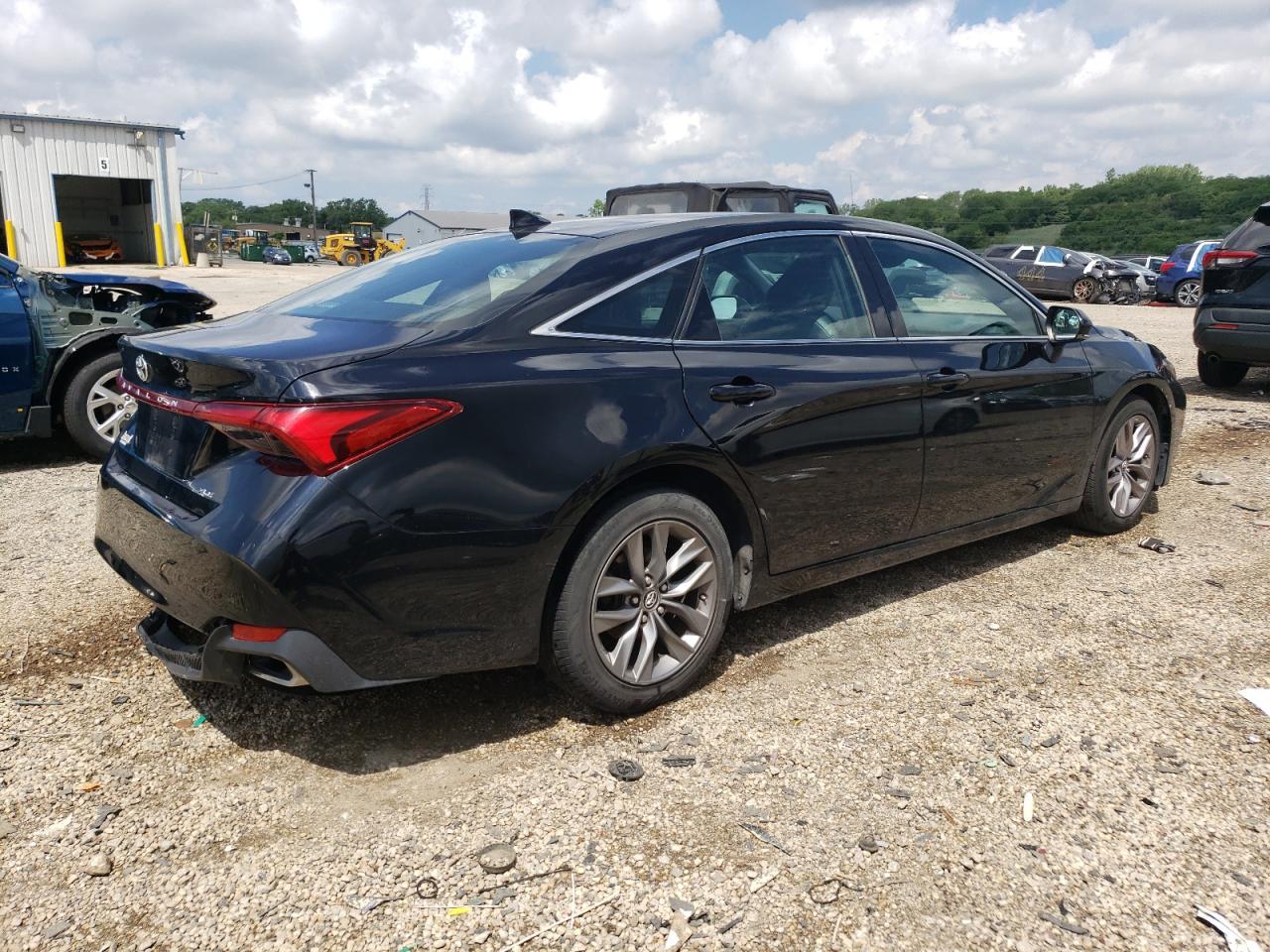 2019 Toyota Avalon Xle - Image 3