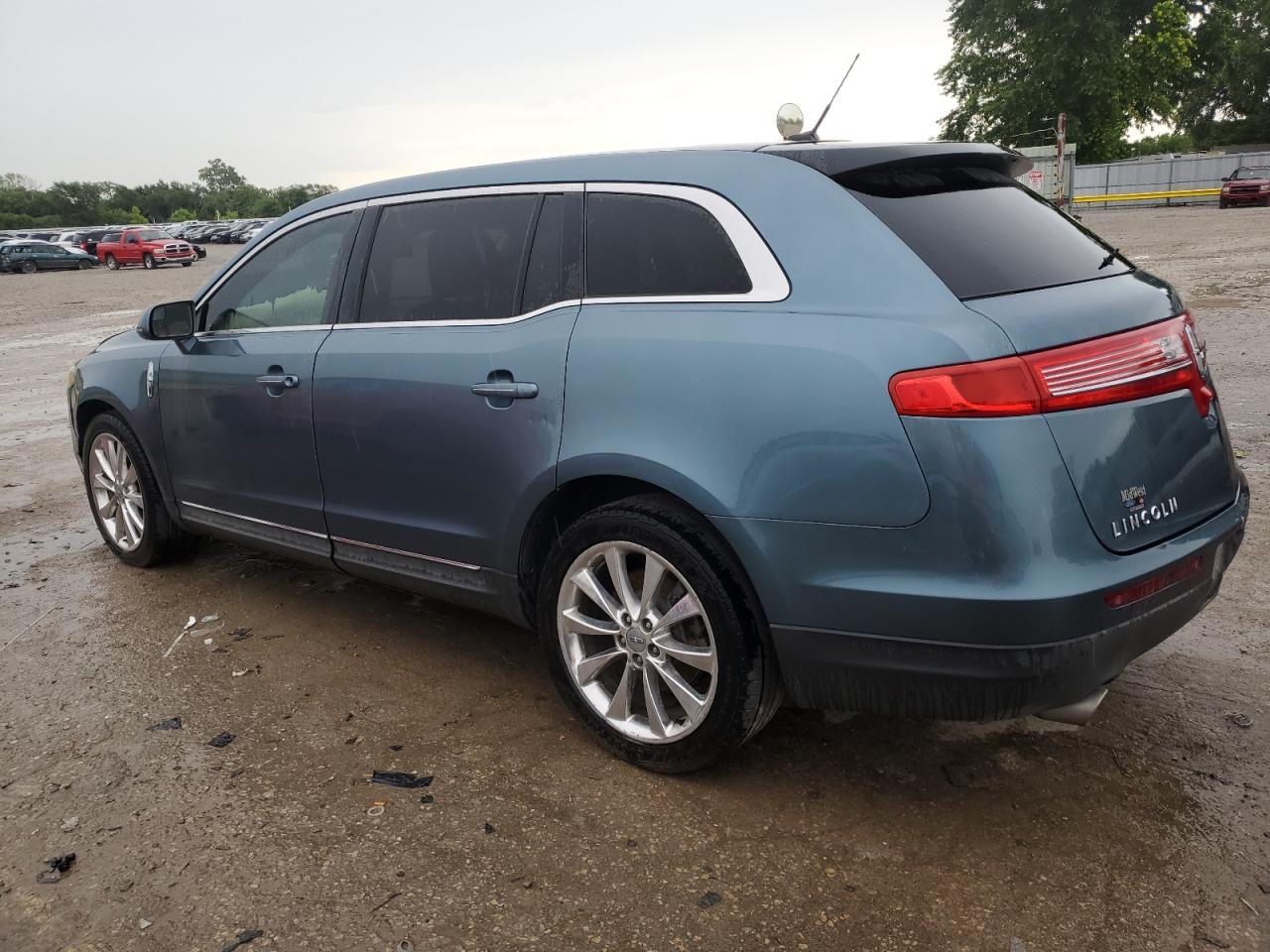 2010 Lincoln Mkt - Image 2