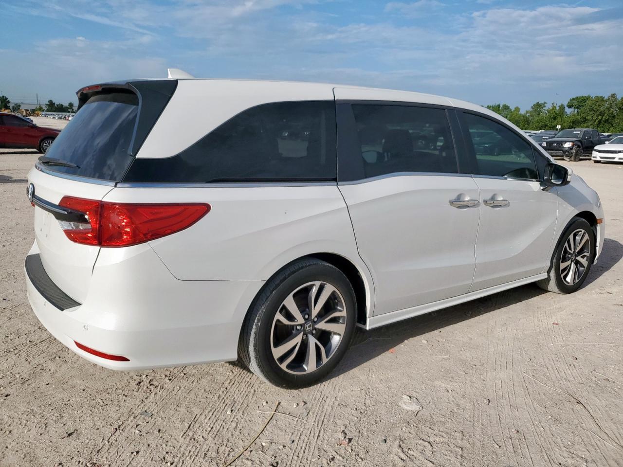2022 Honda Odyssey Touring - Image 3