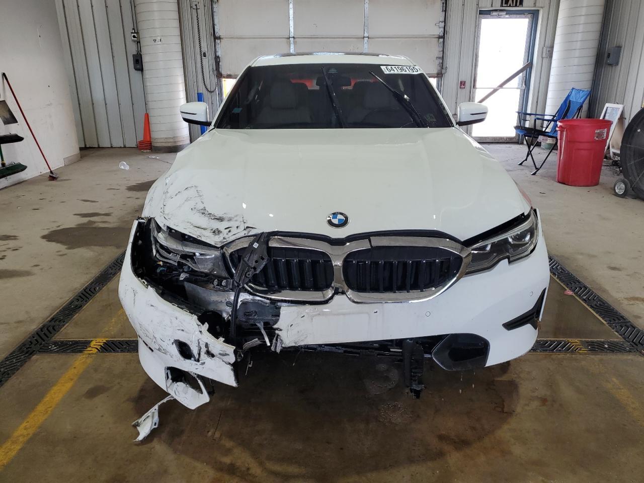 2021 BMW 330Xi - Фото 5