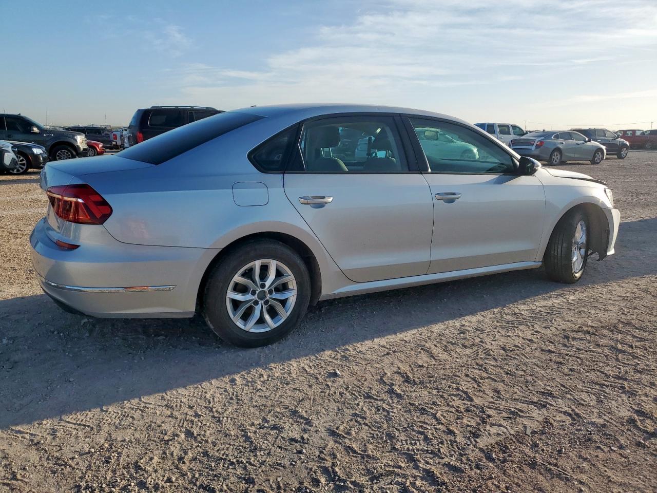 2018 Volkswagen Passat S - Фото 3