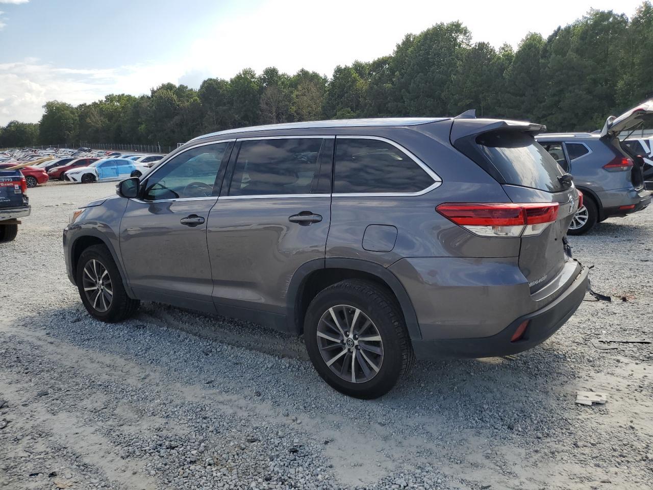 2019 Toyota Highlander Se - Фото 2