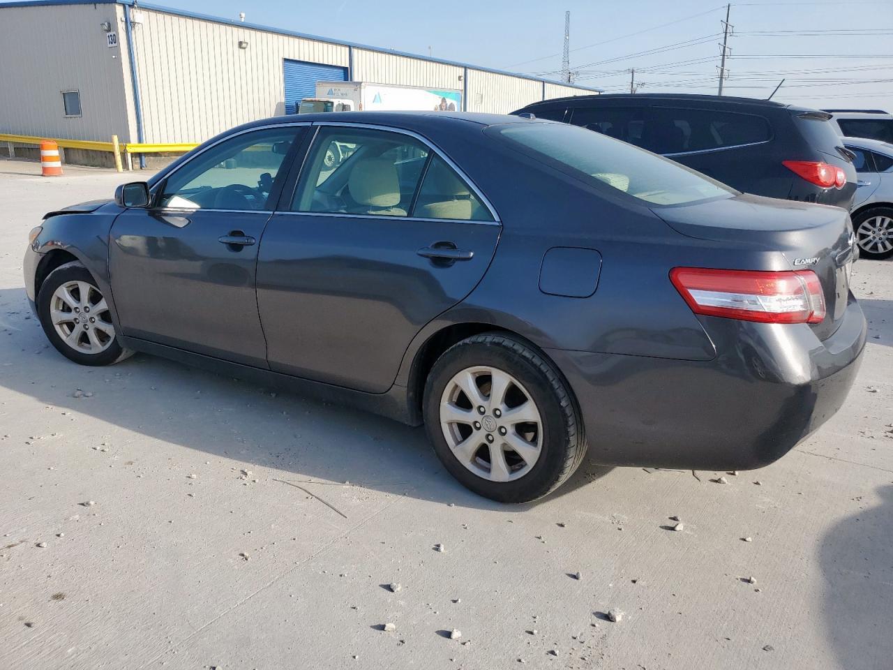 2010 Toyota Camry Base - Фото 2