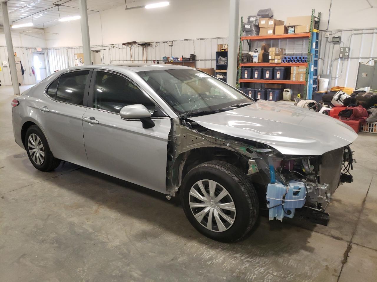 2020 Toyota Camry Le - Фото 4