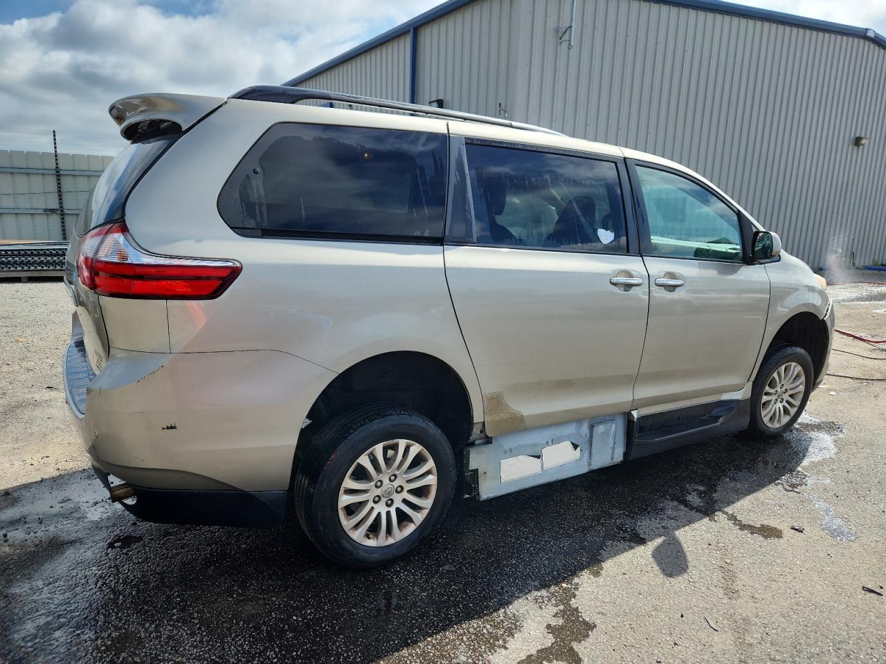 2015 Toyota Sienna Xle - Фото 3