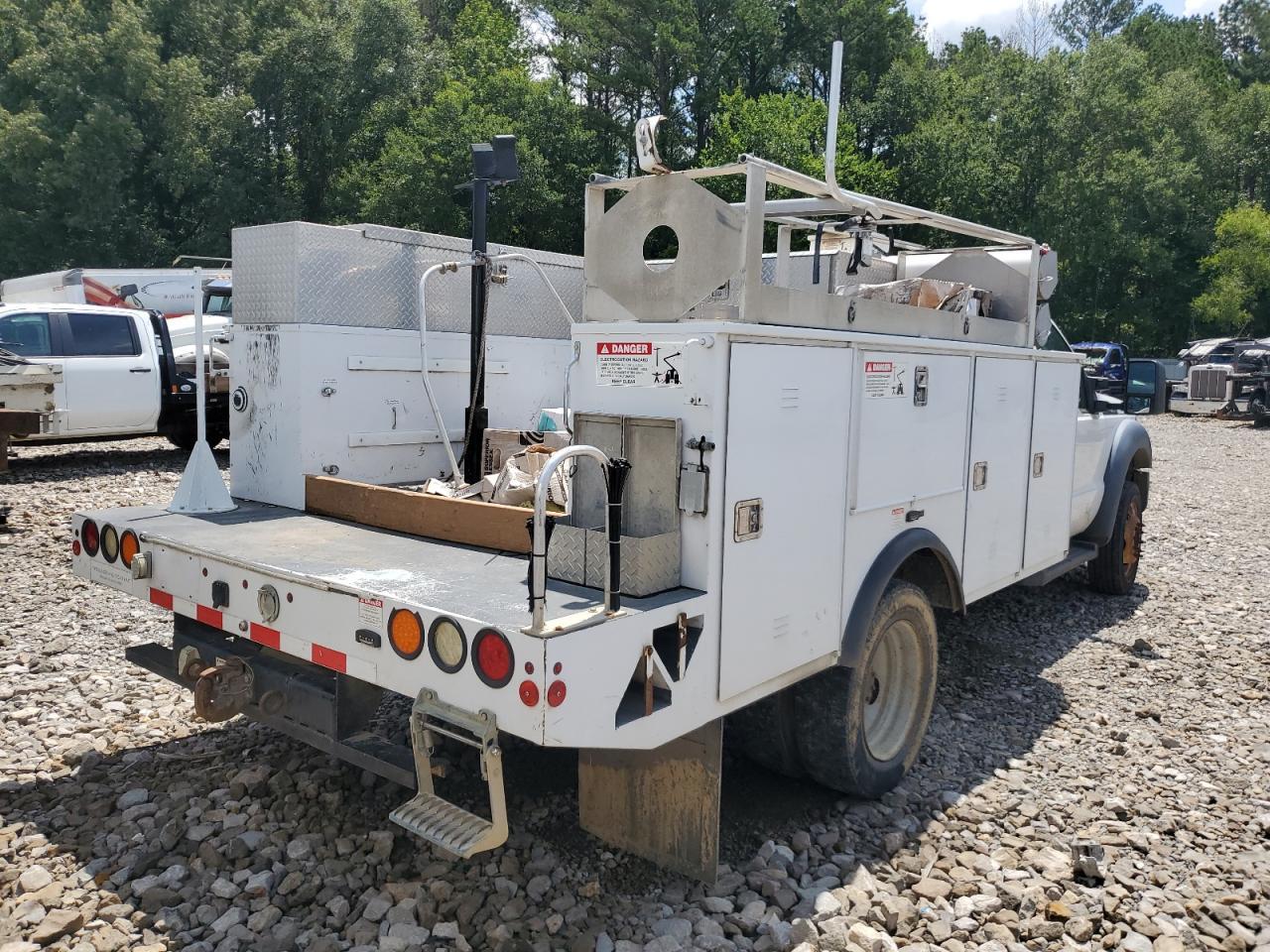 2015 Ford F450 Super Duty Bucket Truck - Image 4