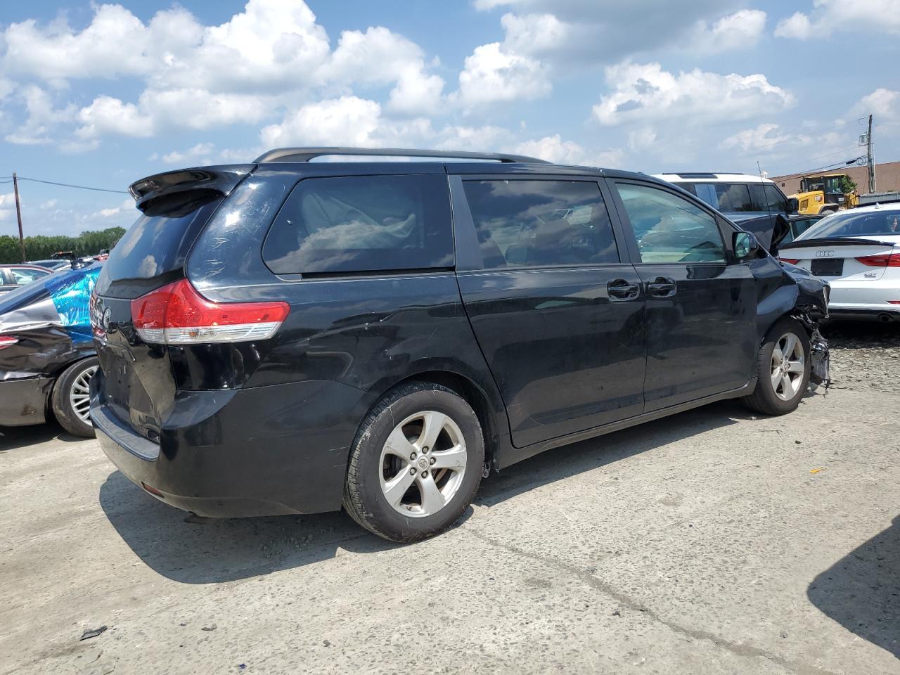 2011 Toyota Sienna Le - Image 3