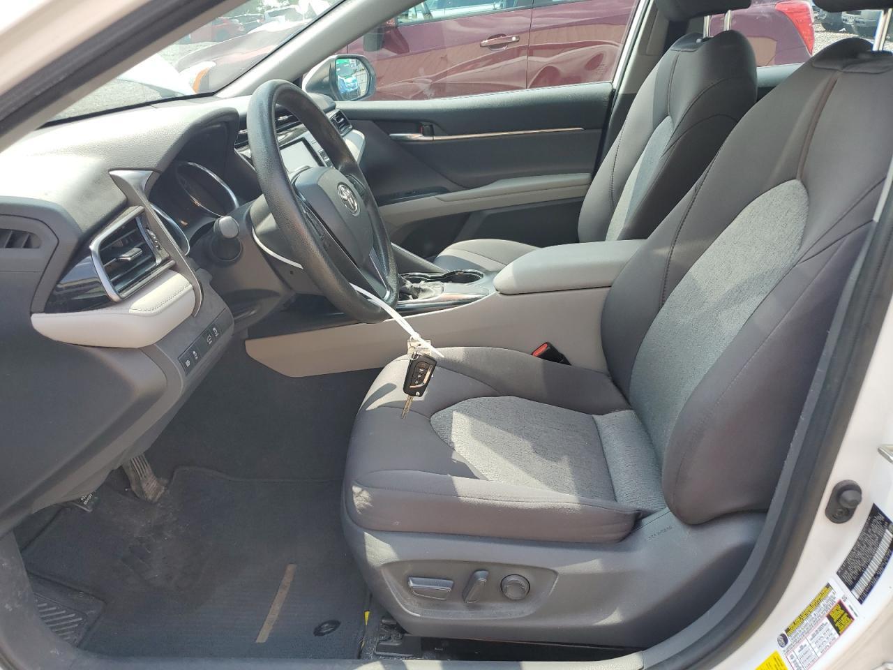 2020 Toyota Camry Le - Фото 7