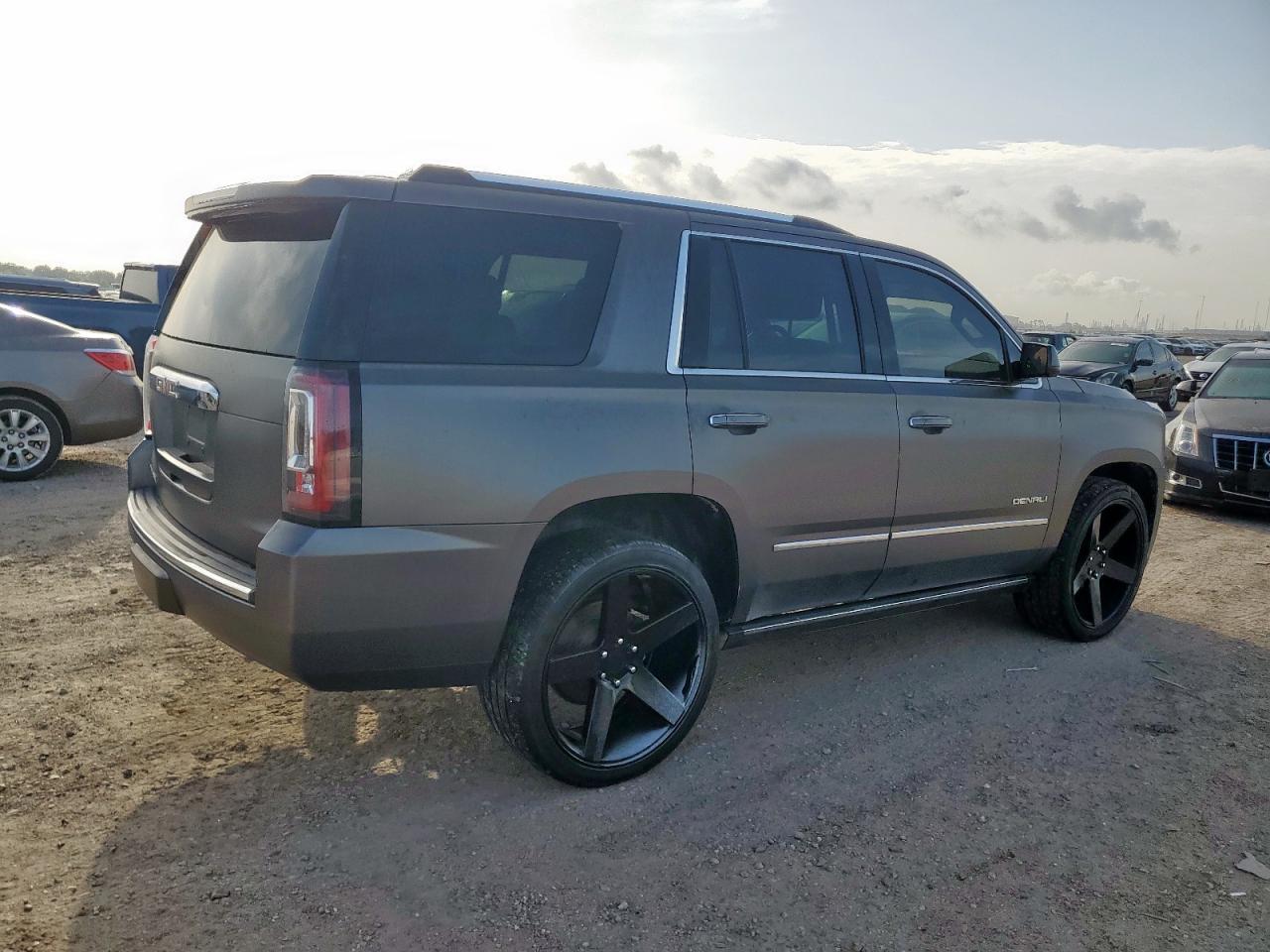 2017 GMC Yukon Slt - Фото 3