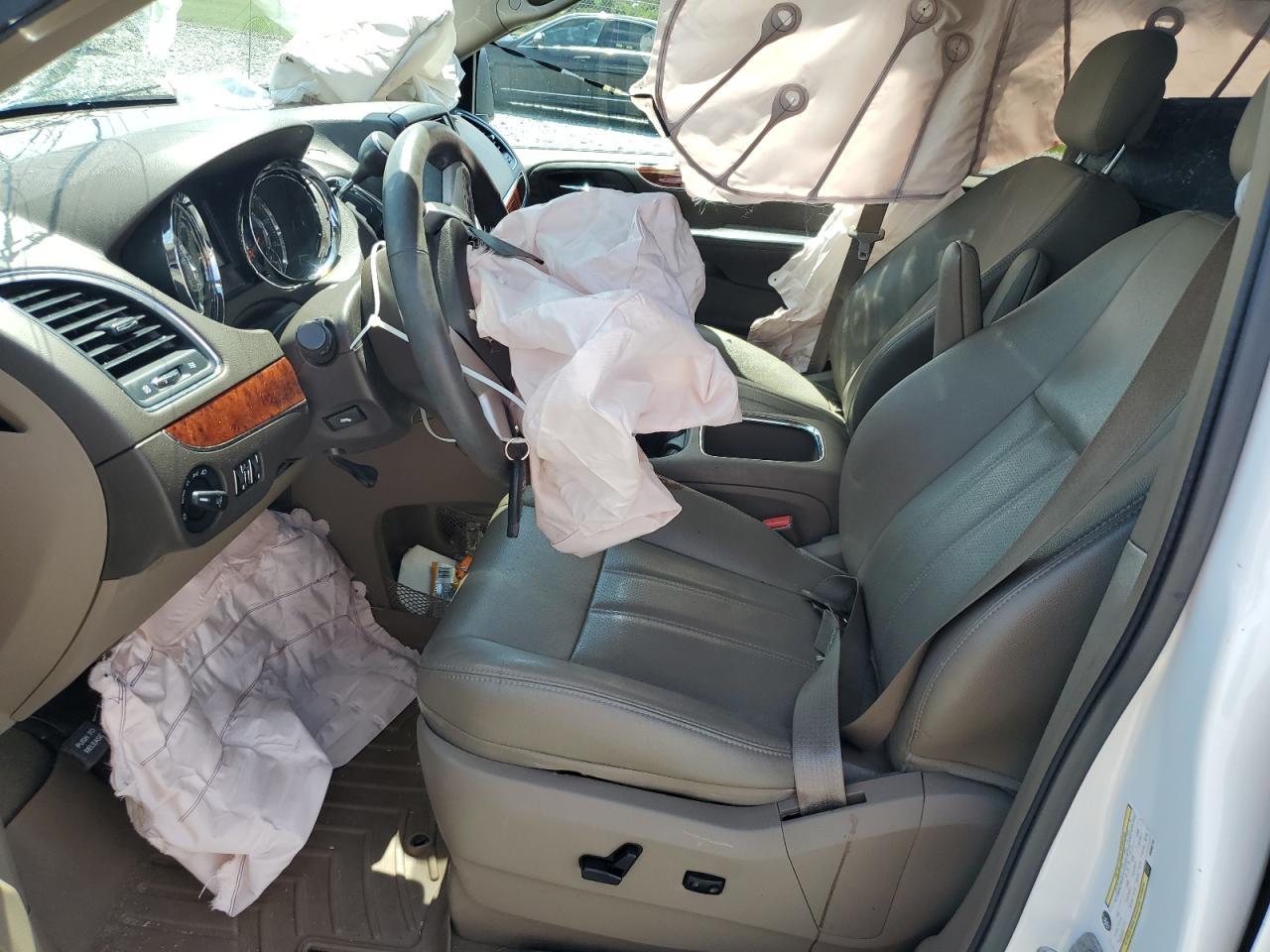 2014 Chrysler Town & Country Touring L - Image 7