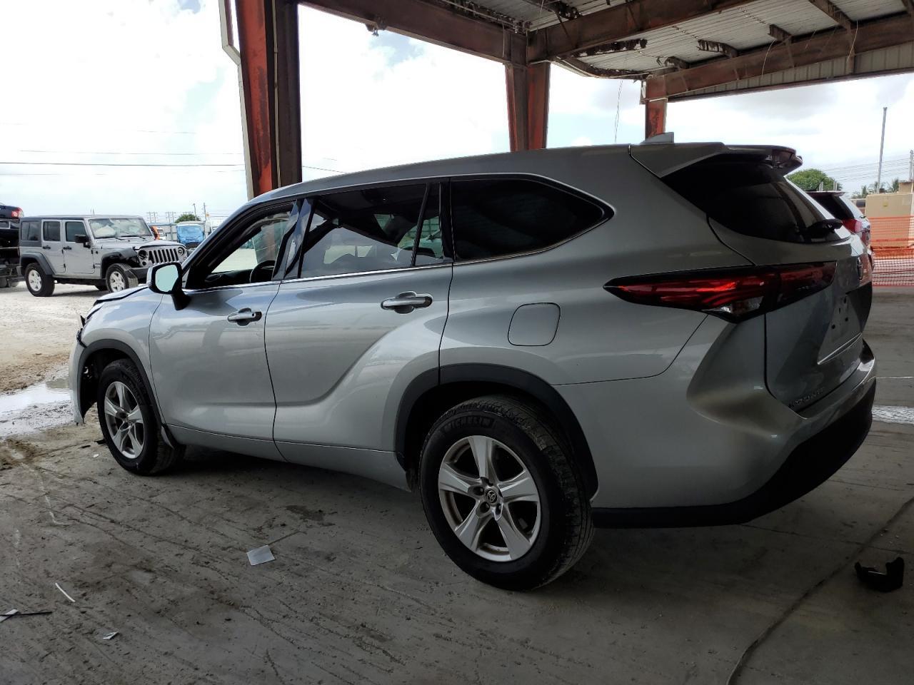 2021 Toyota Highlander L - Фото 2