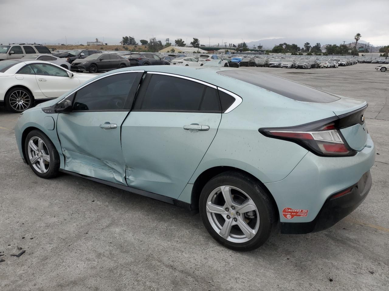 2018 Chevrolet Volt Lt - Image 2