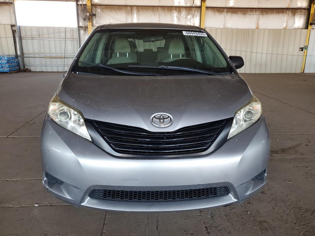 2011 Toyota Sienna - Image 5