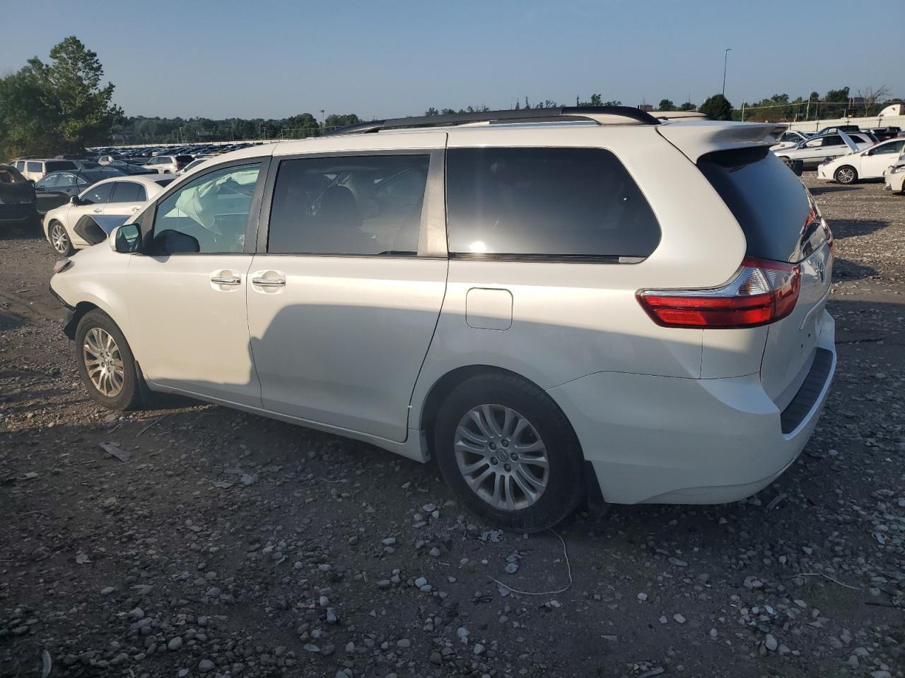 2015 Toyota Sienna Xle - Image 2