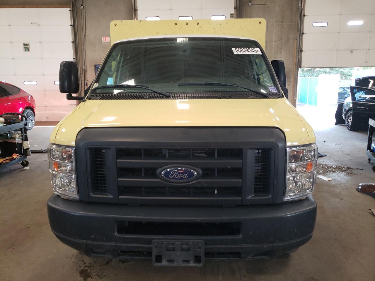 2018 Ford Econoline E450 Super Duty Cutaway Van - Фото 5